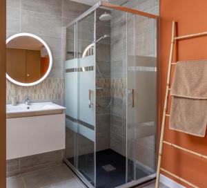 un bagno con doccia e lavandino di Parenthèse idéale Chambre O double face dans villa face mer à Carnac a Carnac