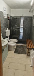 une salle de bains avec toilettes et lavabo dans l'établissement Quadrilocale con 2 bagni, à Castellanza