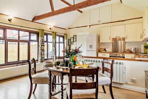 una cucina con tavolo e sedie in una cucina di The White Horse Cottage a Saint James