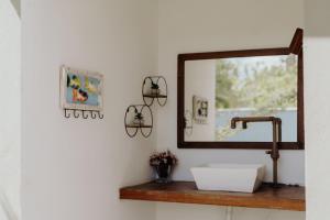 une salle de bain avec un miroir et un lavabo dans l'établissement Vila das Carnaúbas | 2 chalés (Chalés Buriti e Atins), à Barreirinhas 39 autres photos