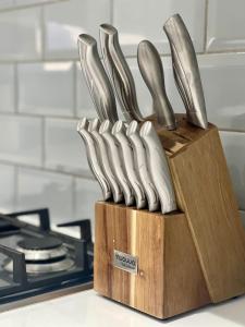 ein Messerblock mit einem Bündel Messer darin in der Unterkunft Modern House with Garden and Parking in Cardiff