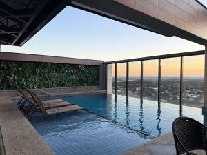 a swimming pool on top of a building at Apê Central Dourados in Dourados