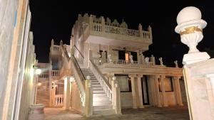 法里拉基卡斯特里诺公寓的夜间带有楼梯的建筑模型