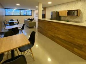 an office with tables and chairs and a bar at Apt a 500m da praia do forte in Cabo Frio
