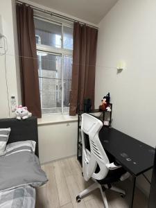Un dormitorio con un escritorio y una cama y una ventana. en D Regalo - Vacation STAY 35963v, en Tokio