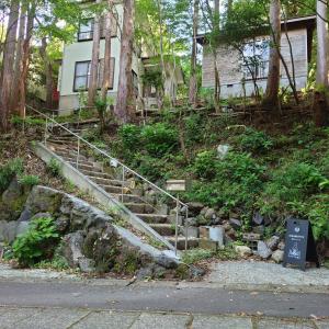 un escalier en face d'une maison dans l'établissement Atagawa Hutte - Vacation STAY 19932, à Okawa