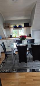 Dapur atau dapur kecil di Mysen Apartment with Fireplace & Garden View