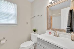 Bilik mandi di Pet- Friendly, & Close to Uptown +19 gambar