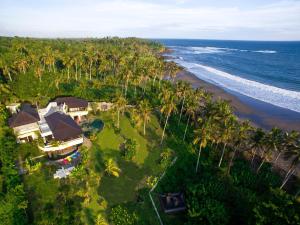 una vista aérea de una casa y de la playa en Villa Delmara at Balian Beach, en Selemadeg