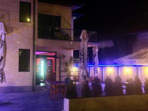a patio with umbrellas and a table in front of a building at San Francisco in Drobeta-Turnu Severin