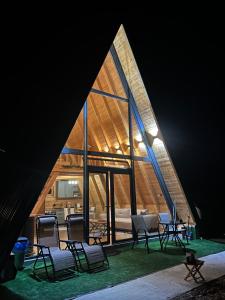 普卢日内Wolf Ridge Montenegro的一组椅子摆放在三角形建筑前