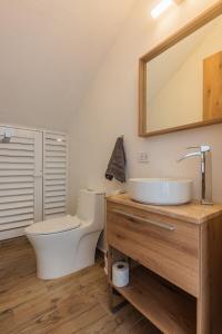 un bagno con un water e un lavandino di Malibu Residential 3BD - Manduli a Cozumel