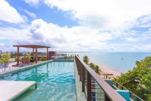a swimming pool with a view of the beach at Get Sense By 123Quarto Hospedagem in Tambaú