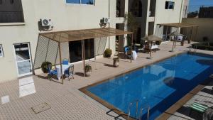 an overhead view of a swimming pool in a building at Maison D'hôtes IMINIGRAN & Spa in Ouarzazate