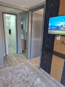 a living room with a flat screen tv on a wall at Apartamento para família in Guarapuava
