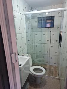 a small bathroom with a toilet and a sink at Apartamento para família in Guarapuava +10 photos