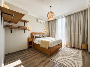 Ένα ή περισσότερα κρεβάτια σε δωμάτιο στο 3BR Duplex With Rooftop in El Patio Casa Compound
