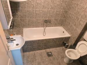 Koupelna v ubytování R & P Apartman 2 Mladenovac
