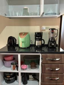 多拉杜斯Casa Parque Alvorada com garagem e ar Condicionado的厨房配有带锅碗瓢盆的台面 更多4张照片