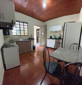 多拉杜斯Casa Parque Alvorada com garagem e ar Condicionado的厨房配有桌椅和台面