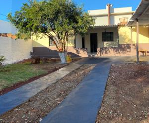 多拉杜斯Casa Parque Alvorada com garagem e ar Condicionado的树屋前的人行道