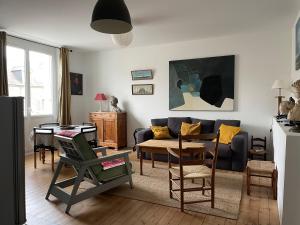 un salon avec un canapé et une table dans l'établissement ancienne poste de Saint coulomb, à Saint-Coulomb