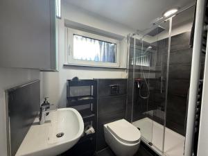 Koupelna v ubytování Einzimmer -Appartement mit Küche & Balkon, Kolbergring