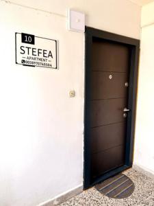 een deur in een gebouw met een bord erop bij Stefea Apartment in Ohrid