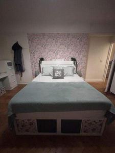 a bedroom with a large bed in a room at Les 5 Hiboux in Oberbronn