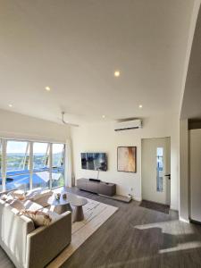 Μια τηλεόραση ή/και κέντρο ψυχαγωγίας στο Beautiful hillside Condo with ocean views