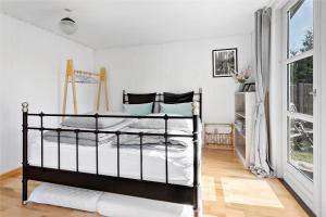 una camera da letto con un letto e una grande finestra di M12019-Vaeggerlose-Krondyrstien-51 a Bøtø By