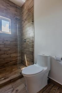 un bagno con wc e doccia di Malibu Residential 3BD - Tael a Cozumel