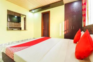 Ένα ή περισσότερα κρεβάτια σε δωμάτιο στο Hotel O A-Square Homes