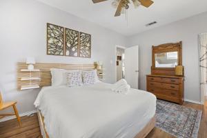 Ένα ή περισσότερα κρεβάτια σε δωμάτιο στο Modern Boho Hideaway