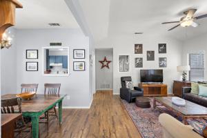 Μια τηλεόραση ή/και κέντρο ψυχαγωγίας στο Modern Boho Hideaway