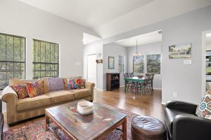 Χώρος καθιστικού στο Modern Boho Hideaway