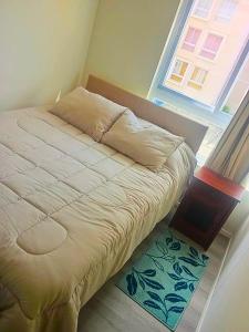 une petite chambre avec un lit et une fenêtre dans l'établissement Departamento La serena, à La Serena