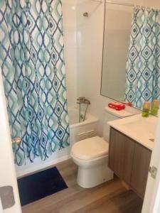 une salle de bain avec toilettes et rideau de douche dans l'établissement Departamento La serena, à La Serena
