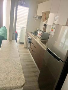une cuisine avec un réfrigérateur et un plan de travail dans l'établissement Departamento La serena, à La Serena