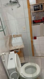 Un baño pequeño con inodoro y lavabo. en Casa em Porto de Galinhas - PRIVÊ DAS ONDAS, en Porto de Galinhas 27 fotos más