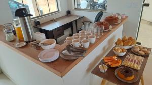 eine Frühstückstheke mit Brot und Gebäck darauf in der Unterkunft Pousada Contemplar Tiradentes in Tiradentes + 11 Fotos