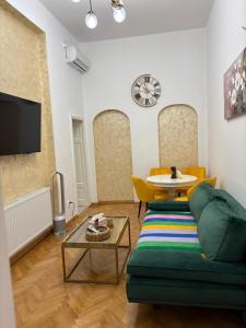 ブカレストにあるApartament Piața Victorieiのソファとテーブルのあるリビングルーム