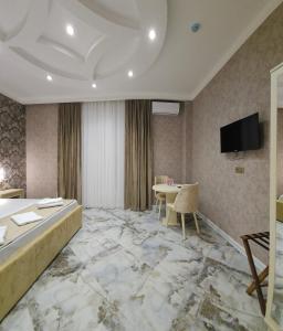 Μια τηλεόραση ή/και κέντρο ψυχαγωγίας στο Kolizey Hotel Spa Ganja +21 φωτογραφίες