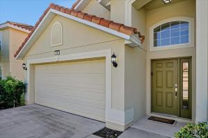 une maison avec une porte de garage dans l'établissement AV410VD Relax Retreat Villa in Aviana Resort home, à Loughman