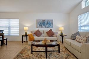 un salon avec un canapé et une table dans l'établissement AV410VD Relax Retreat Villa in Aviana Resort home, à Loughman