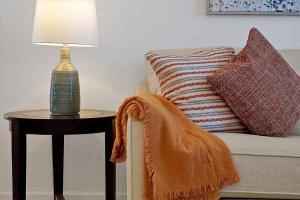 une lampe sur une table à côté d'un canapé avec des oreillers dans l'établissement AV410VD Relax Retreat Villa in Aviana Resort home, à Loughman 75 autres photos