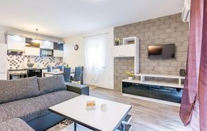 Kuchyňa alebo kuchynka v ubytovaní Holiday House Pudarica