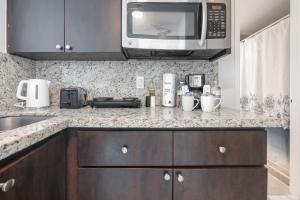 Dapur atau dapur kecil di Girasole Rentals Suites