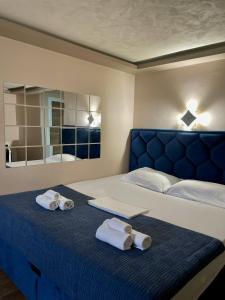 パンチェヴォにあるJacuzzi Apartman PK Pančevoのタオルが敷かれた大きなベッドのある寝室