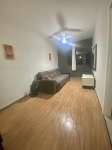 un salon avec un canapé et un parquet dans l'établissement Apartamento da Prainha, à Arraial do Cabo